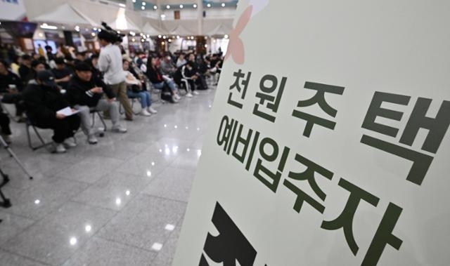 인천 전세임대 천원주택 예비 입주자 모집 첫날인 지난해 5월 12일 인천시청 중앙홀에서 신청자들이 차례를 기다리고 있는 모습. 인천시 제공
