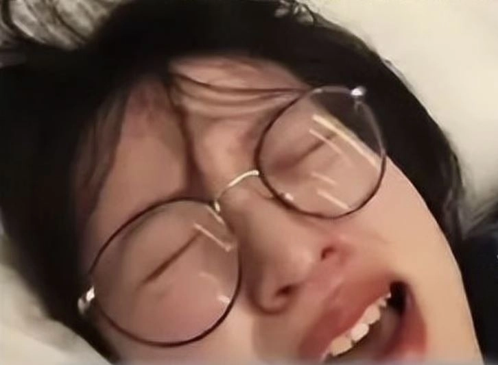 아내가 출산의 고통으로 비명을 지르는 순간에도 남편은 카메라를 내려놓지 않았다. 163.com 캡처