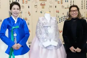 “와, 아름답네요” 김혜경 여사, 초록빛 옷고름 매고 ‘靑 첫 손님’에 한복 선물