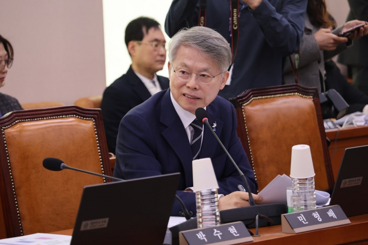 민형배 더불어민주당 국회의원(광주 광산을)이 23일 국회 문화체육관광위원회 전체회의에서 최휘영 문체부 장관에게 질의하고 있다. 민형배 국회의원실 제공