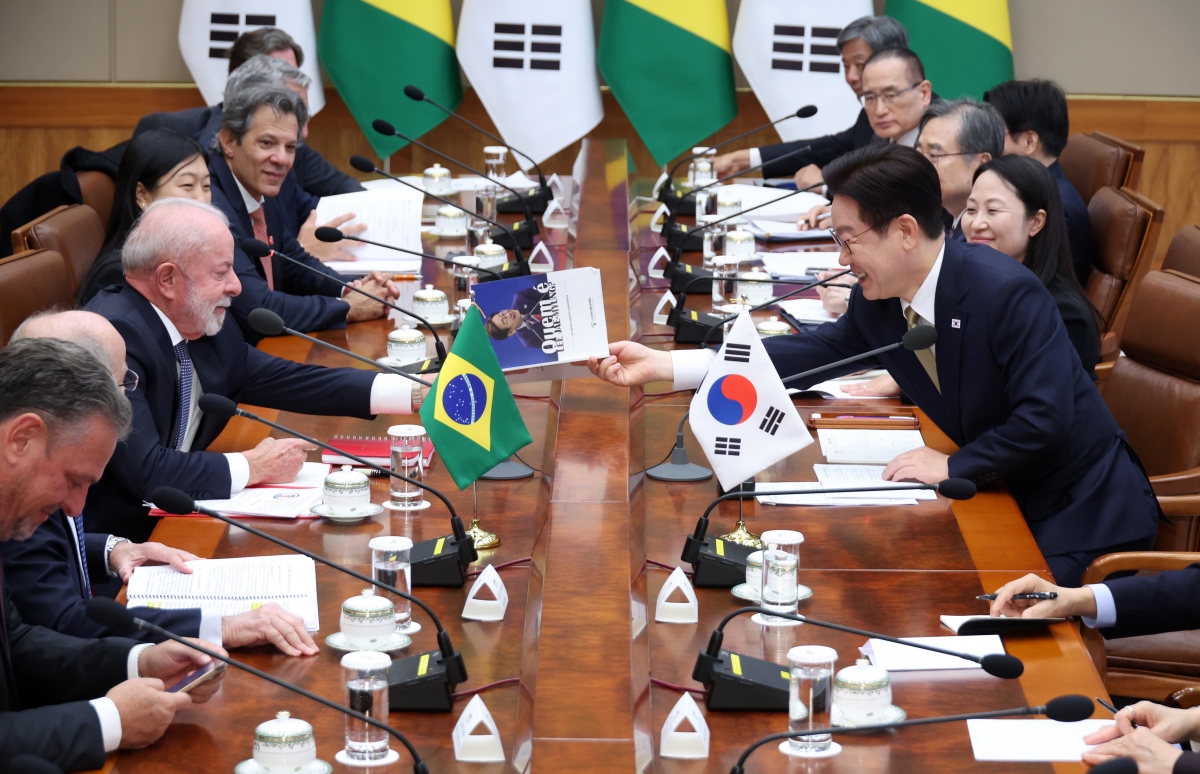 이재명 대통령, 룰라 대통령 요청에 즉석 사인