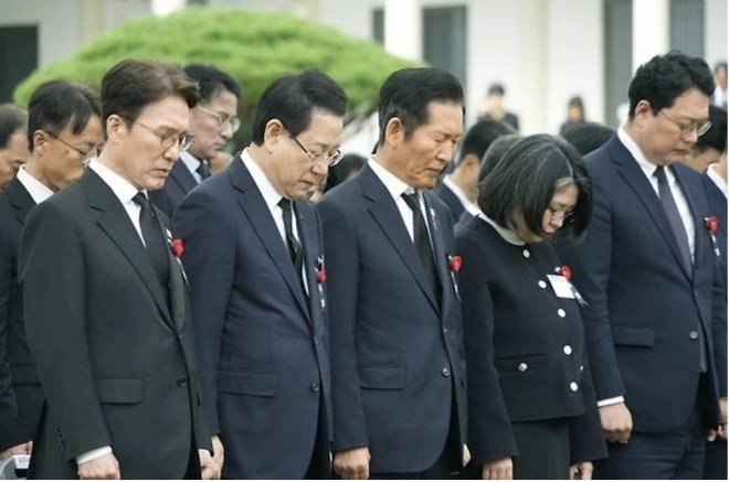 2025년 10월 19일 구례군 지리산역사문화관에서 열린 ‘여순사건 제77주기 합동추념식’에서 김민석(왼쪽부터) 국무총리, 김영록 전남지사, 정청래 민주당 대표, 용혜인 기본소득당 대표, 천하람 개혁신당 원내대표가 묵념을 하고 있다.