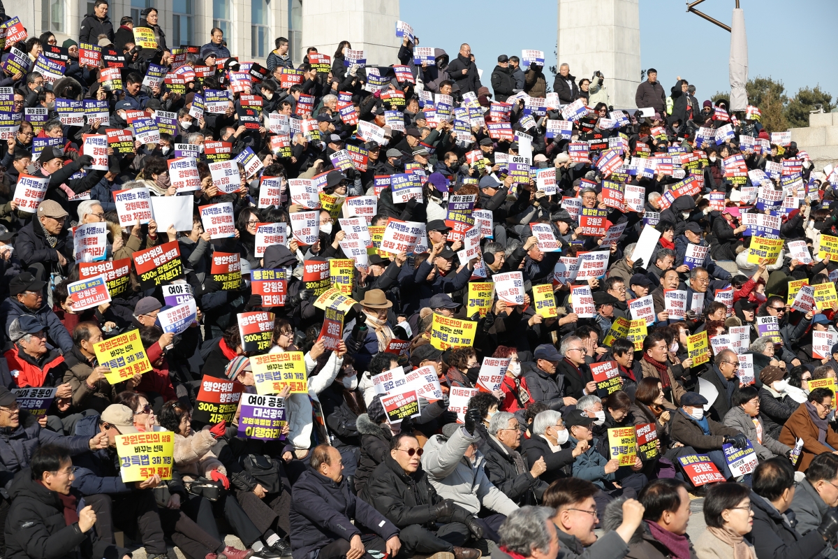 9일 서울 여의도 국회 본청 앞에서 열린 강원특별법 ‘3차 개정안’ 통과 촉구를 위한 국회 상경 도민 결의대회에서 참석자들이 구호를 외치고 있다. 2026.2.9 연합뉴스