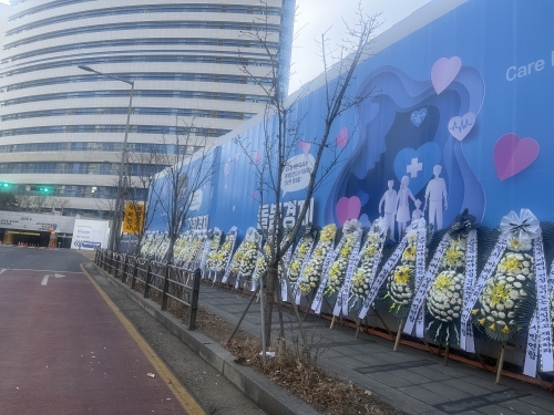 경기도청 앞 인도에 줄지어 놓인 근조화환 모습. [고양 아레나 살리기 고양시민 모임제공