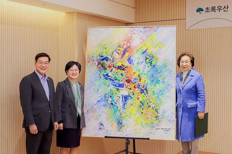 아동복지전문기관 초록우산과 서양화가 서정애 화백이 지난 12일 서울 중구 어린이재단빌딩에서 진행한 제43회 대한민국미술대전 특선작 ‘한국 민족의 저력’ 기증식에서 참석자들이 기념촬영을 하고 있다. (왼쪽부터 초록우산 황영기 회장, 양옥경 대표이사, 서정애 화백) (초록우산 제공)