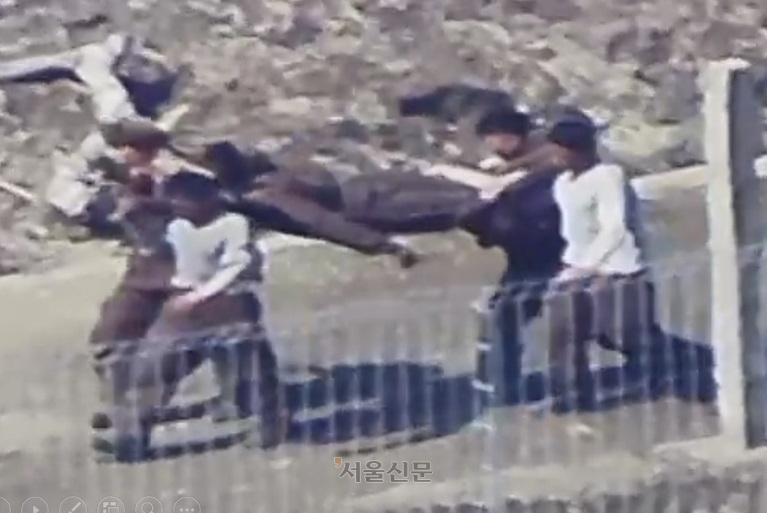 합동참모본부는 최근 북한군 활동자료를 27일 공개했다. 사진은 북한군이 동부전선에서 지뢰폭발 사상자를 들것에 후송하는 모습 및 지뢰폭발 추정 연기. 2025.3.27 합참 제공