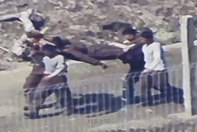 합동참모본부는 최근 북한군 활동자료를 27일 공개했다. 사진은 북한군이 동부전선에서 지뢰폭발 사상자를 들것에 후송하는 모습 및 지뢰폭발 추정 연기. 2025.3.27 합참 제공