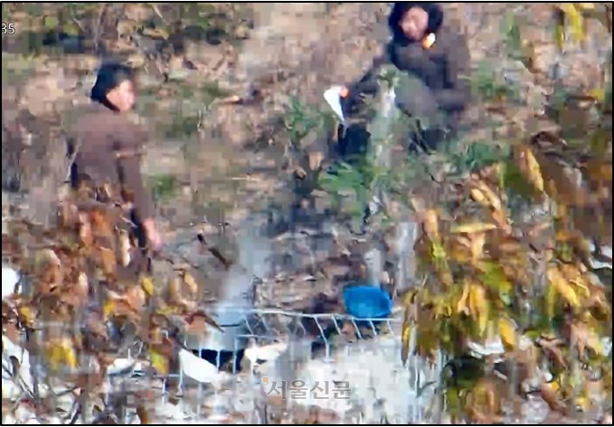 합동참모본부는 23일 최근 북한군 동향 언론 브리핑을 통해 북한이 우크라이나를 침공한 러시아에 병력은 물론 장비까지 추가로 보내려는 동향을 파악했으며 남측에 대해서는 경계·분리를 강화하기 위해 일부 구간에 전기 철책을 설치했다고 밝혔다. 사진은 북한군이 야지 취사 하는 모습. 2024.12.23 합참 제공