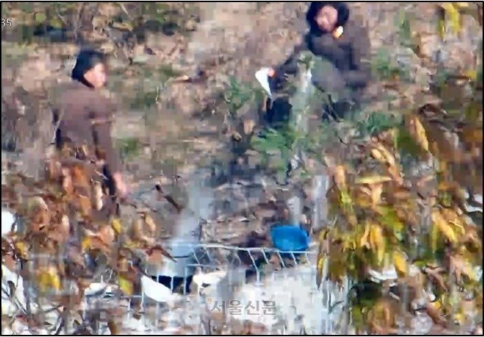 합동참모본부는 23일 최근 북한군 동향 언론 브리핑을 통해 북한이 우크라이나를 침공한 러시아에 병력은 물론 장비까지 추가로 보내려는 동향을 파악했으며 남측에 대해서는 경계·분리를 강화하기 위해 일부 구간에 전기 철책을 설치했다고 밝혔다. 사진은 북한군이 야지 취사 하는 모습. 2024.12.23 합참 제공