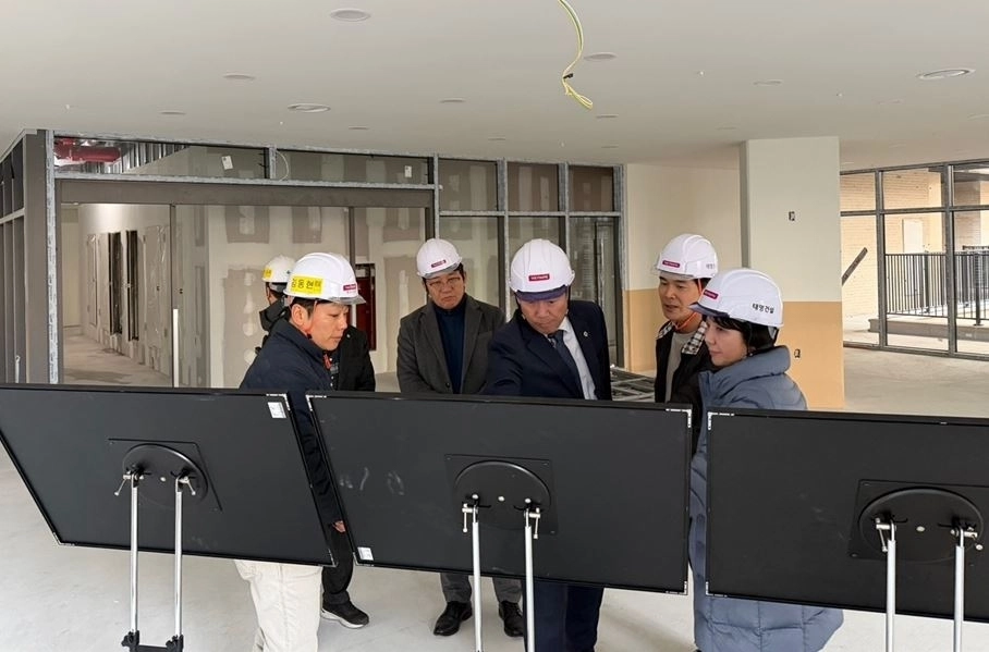 박승진 의원 묵동 청년안심주택 건설 현장방문 모습(가운데)