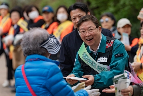김경호 서울 광진구청장이 산불예방 캠페인에서 주민들과 인사하고 있다.   광진구 제공