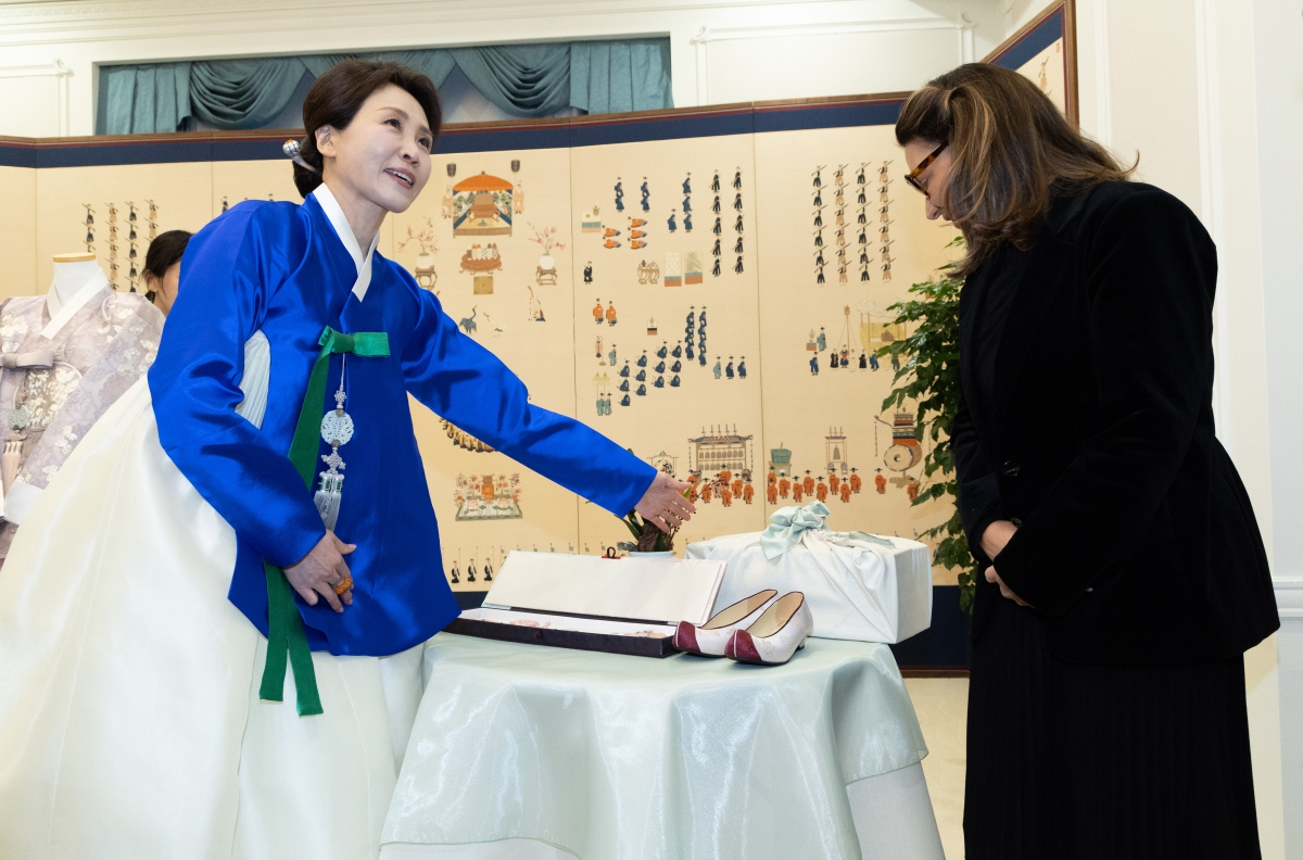 김혜경 여사가 23일 청와대에서 브라질 영부인 호잔젤라 룰라 다시우바 여사에게 맞춤 전통 한복을 선물한 뒤 기념촬영을 하고 있다. 2026.2.23 연합뉴스