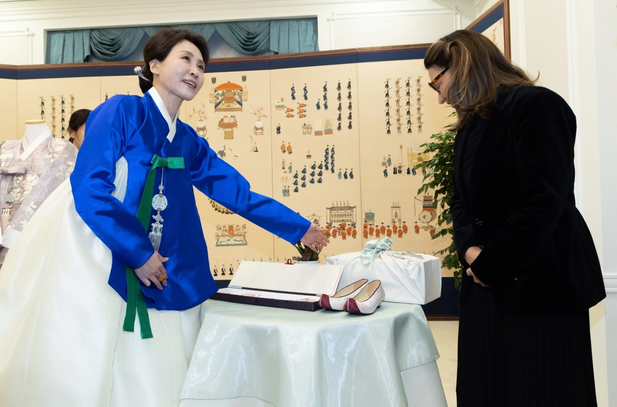 김혜경 여사가 23일 청와대에서 브라질 영부인 호잔젤라 룰라 다시우바 여사에게 맞춤 전통 한복을 선물한 뒤 기념촬영을 하고 있다. 2026.2.23 연합뉴스