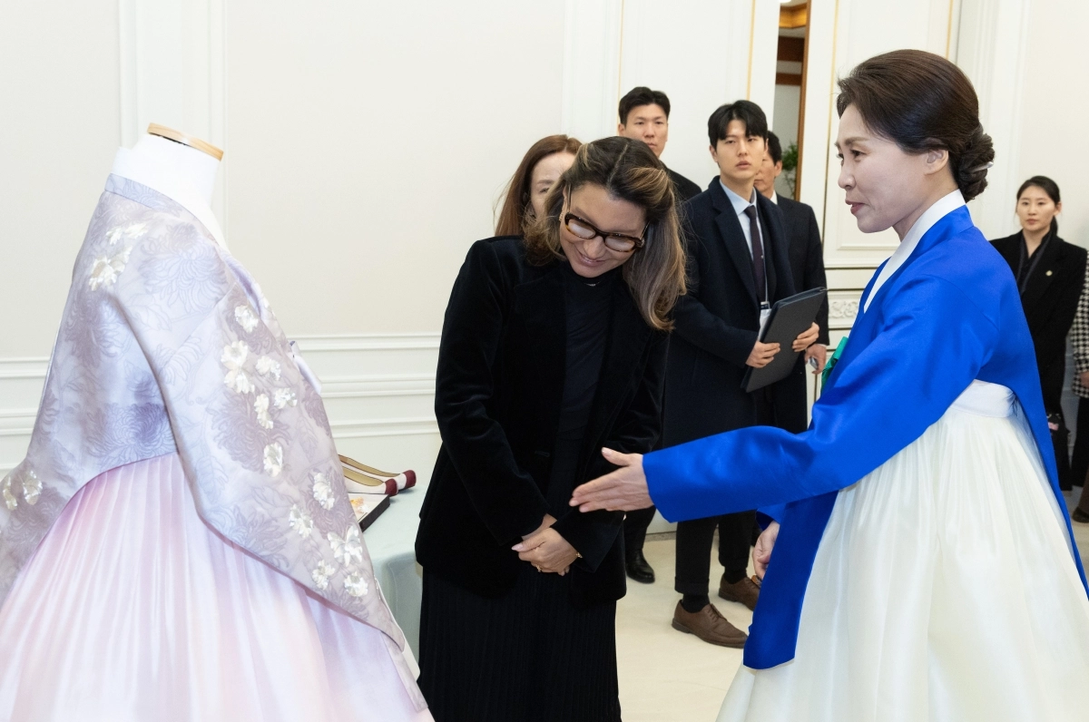 김혜경 여사가 23일 청와대에서 브라질 영부인 호잔젤라 룰라 다시우바 여사에게 맞춤 전통 한복을 선물하고 있다. 2026.2.23 연합뉴스