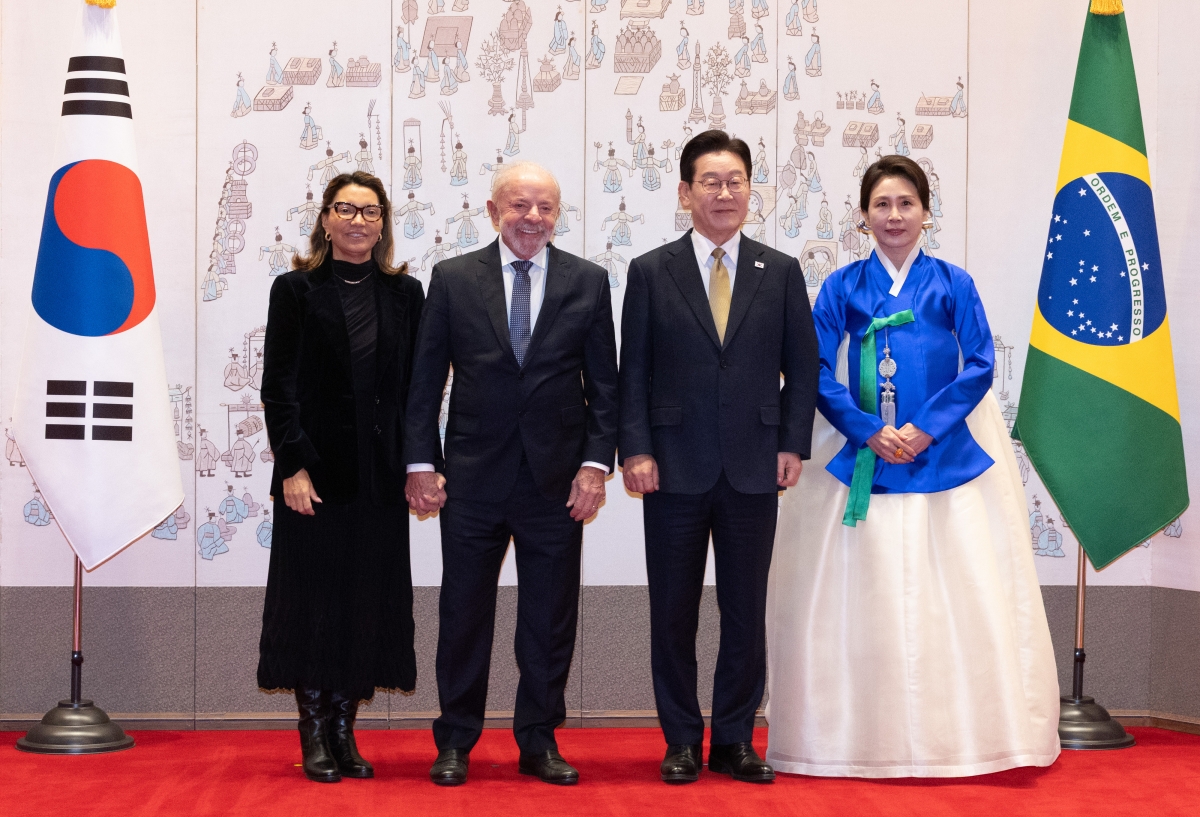 이재명 대통령 부부와 루이스 이나시우 룰라 다시우바 브라질 대통령 부부가 23일 청와대에서 국빈 방한 공식환영식 후 기념촬영을 하고 있다. 호잔젤라 다시우바 여사, 룰라 대통령, 이재명 대통령, 김혜경 여사. 2026.2.23 연합뉴스