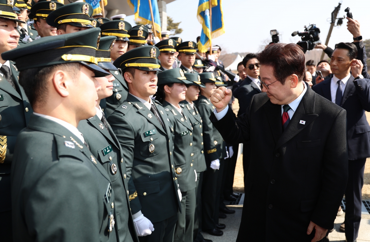 신임 장교들 격려하는 이재명 대통령