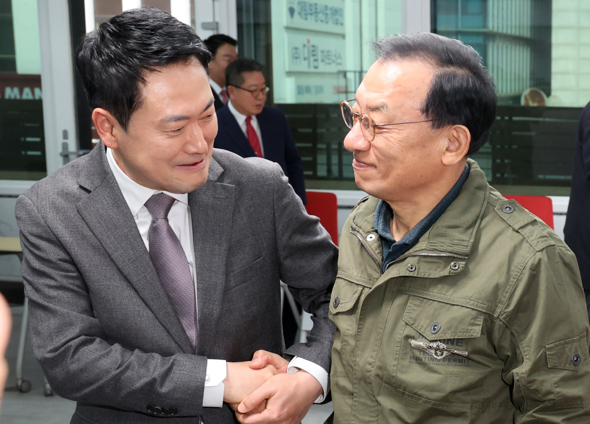 장동혁 국민의힘 대표와 이정현 공천관리위원장이 23일 오후 서울 영등포구 여의도 국민의힘 중앙당사에서 열린 ‘제9회 전국동시지방선거 중앙당 공천관리위원회 공천 혁신 서약식’을 마치고 악수하며 퇴장하고 있다. 뉴스1