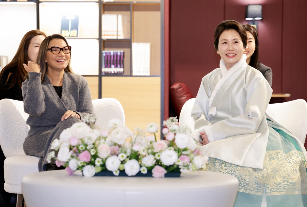 김혜경 여사와 브라질 영부인 호잔젤라 룰라 다시우바 여사가 21일 경기 파주 국립민속박물관에서 열린 친교 행사에서 차담을 하고 있다. 2026.2.21 청와대통신사진기자단