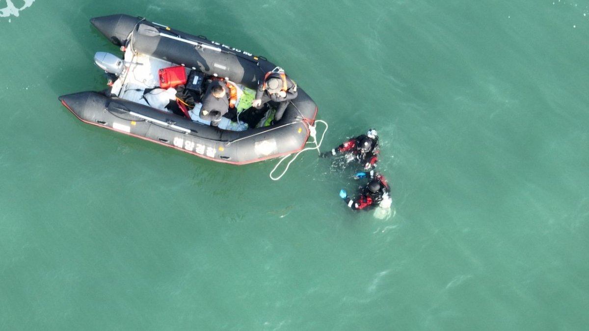 태안해경이 실종자를 수색하고 있다. 태안해경 제공