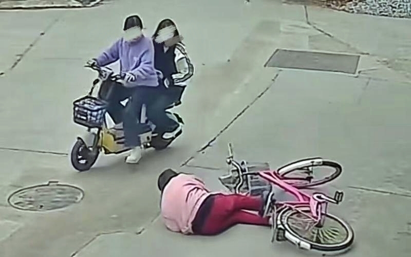 21일 펑망 신문, 펑파이 신문 등 현지언론에 따르면 지난해 3월 푸젠성 푸톈시의 한 도로에서 자전거를 타고 가다 넘어진 노인을 부축한 여중생들이 도리어 수천만원대의 손해배상소송에 휘말렸다. 2026.2.21 펑파이 신문