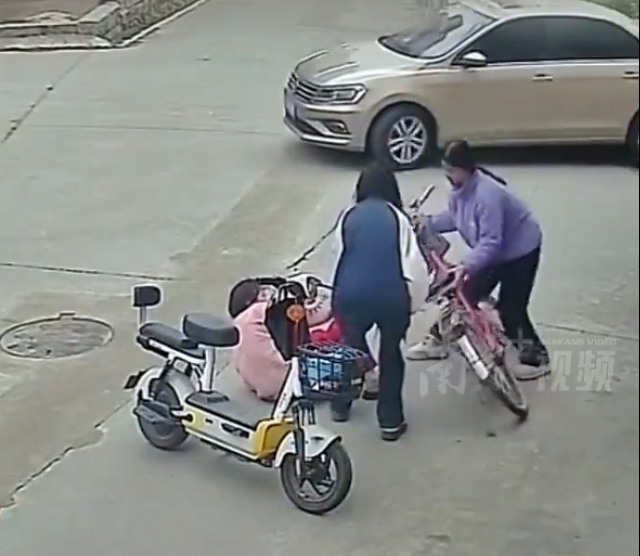 21일 펑망 신문, 펑파이 신문 등 현지언론에 따르면 지난해 3월 푸젠성 푸톈시의 한 도로에서 자전거를 타고 가다 넘어진 노인을 부축한 여중생들이 도리어 수천만원대의 손해배상소송에 휘말렸다. 2026.2.21 펑파이 신문