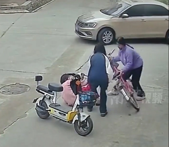 21일 펑망 신문, 펑파이 신문 등 현지언론에 따르면 지난해 3월 푸젠성 푸톈시의 한 도로에서 자전거를 타고 가다 넘어진 노인을 부축한 여중생들이 도리어 수천만원대의 손해배상소송에 휘말렸다. 2026.2.21 펑파이 신문