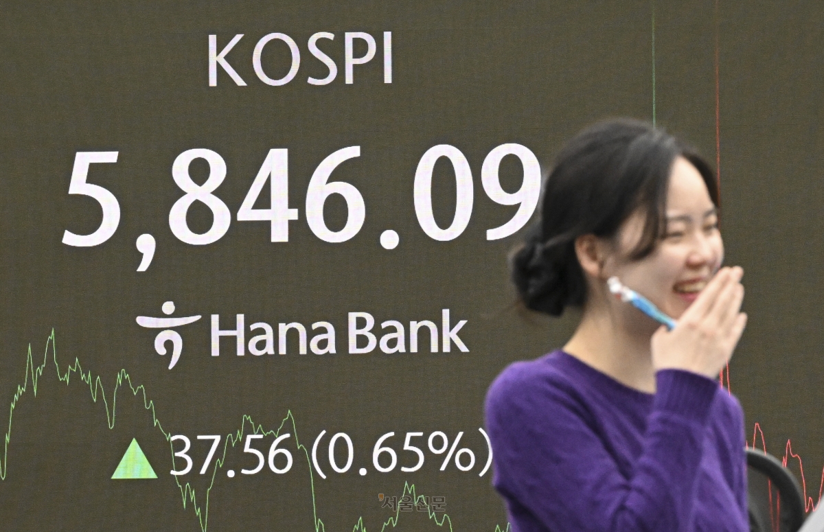 코스피가 종가 기준 최고치를 경신했다. 주가지수가 23일 서울 중구 하나은행 딜링룸 전광판에 표시돼 있다. 이날 코스피는 한때 5900을 돌파하기도 했으며 전 거래일 대비 37.56포인트(0.65%) 오른 5846.09에 장을 마쳤다. 2026.2.23 이지훈 기자