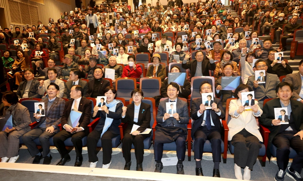 이순희(앞줄 왼쪽 다섯번째) 강북구청장이 지난 21일 열린 ‘내 삶에 힘이 되는 강북’ 출판기념회에서 참석자들과 기념촬영을 하고 있다. 본인 제공