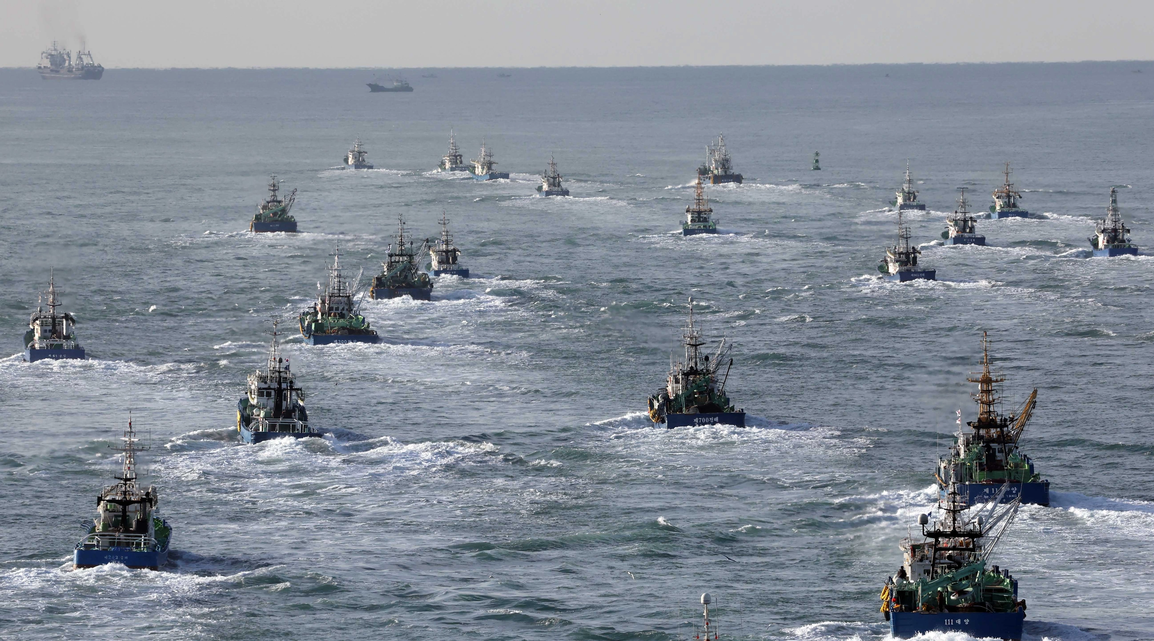 만선 꿈 안고 출항  [부산=뉴시스] 하경민 기자 = 국내 고등어 어획량의 80% 이상을 차지하는 대형선망수협 소속 16개 선단의 어선들이 23일 오전 부산 서구 부산공동어시장에서 설 연휴 이후 첫 조업을 위해 일제히 출항하고 있다.

 대형선망 1개 선단은 본선 1척과 등선 2척, 운반선 3척 등 총 6척으로 구성된다. 2026.02.23. yulnetphoto@newsis.com

<저작권자ⓒ 공감언론 뉴시스통신사. 무단전재-재배포 금지.>