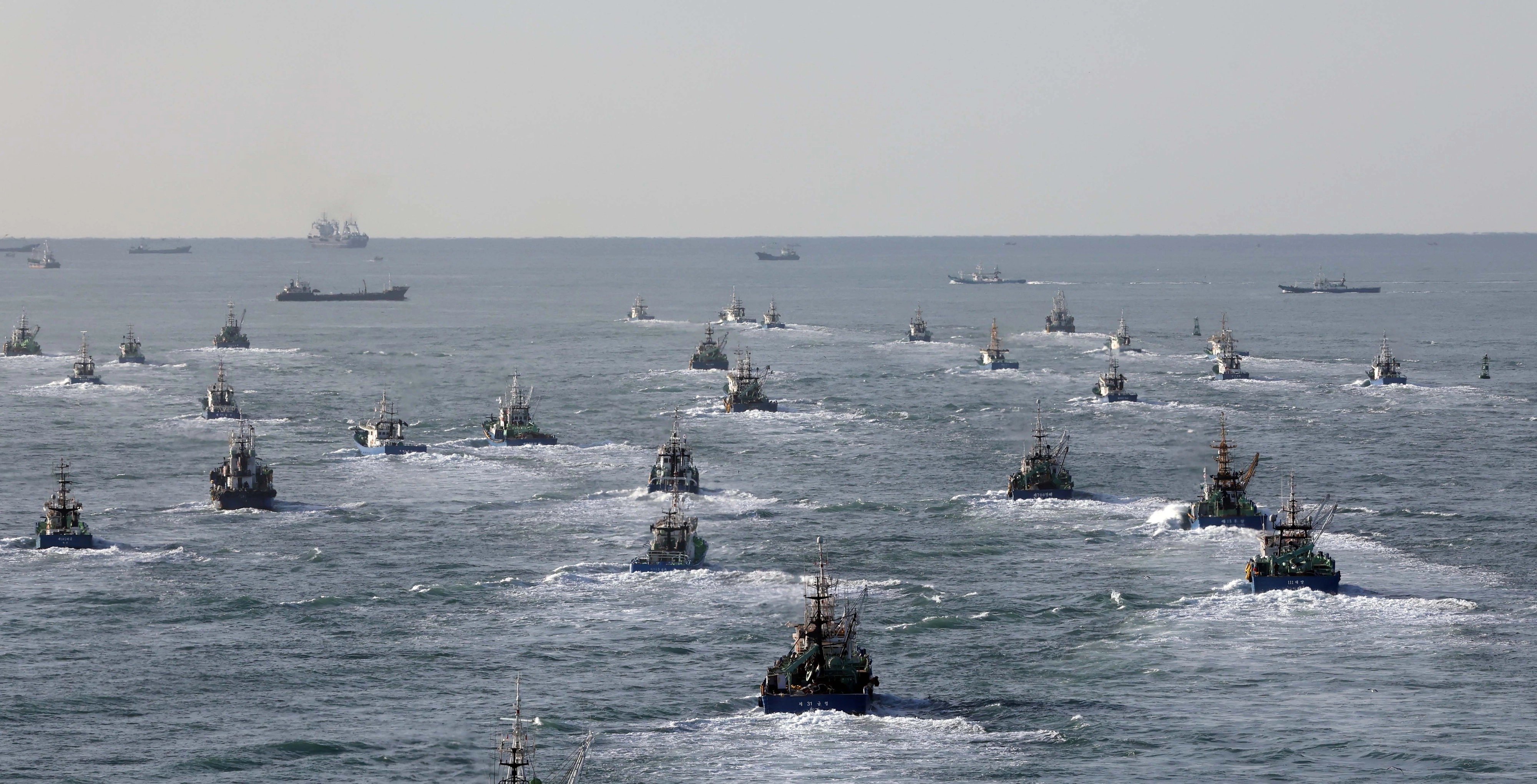 만선 꿈 안고 출항  [부산=뉴시스] 하경민 기자 = 국내 고등어 어획량의 80% 이상을 차지하는 대형선망수협 소속 16개 선단의 어선들이 23일 오전 부산 서구 부산공동어시장에서 설 연휴 이후 첫 조업을 위해 일제히 출항하고 있다.

 대형선망 1개 선단은 본선 1척과 등선 2척, 운반선 3척 등 총 6척으로 구성된다. 2026.02.23. yulnetphoto@newsis.com

<저작권자ⓒ 공감언론 뉴시스통신사. 무단전재-재배포 금지.>