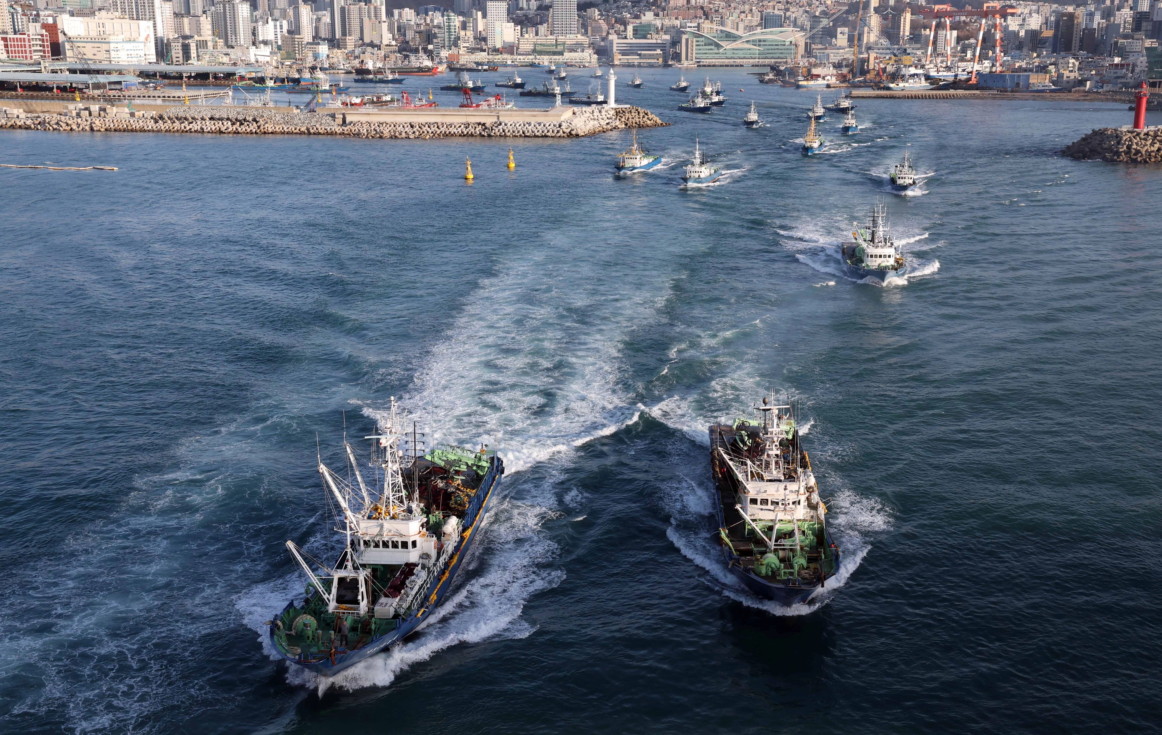 부산 대형선망 어선들 일제히 출항  [부산=뉴시스] 하경민 기자 = 국내 고등어 어획량의 80% 이상을 차지하는 대형선망수협 소속 16개 선단의 어선들이 23일 오전 부산 서구 부산공동어시장에서 설 연휴 이후 첫 조업을 위해 일제히 출항하고 있다.

 대형선망 1개 선단은 본선 1척과 등선 2척, 운반선 3척 등 총 6척으로 구성된다. 2026.02.23. yulnetphoto@newsis.com

<저작권자ⓒ 공감언론 뉴시스통신사. 무단전재-재배포 금지.>