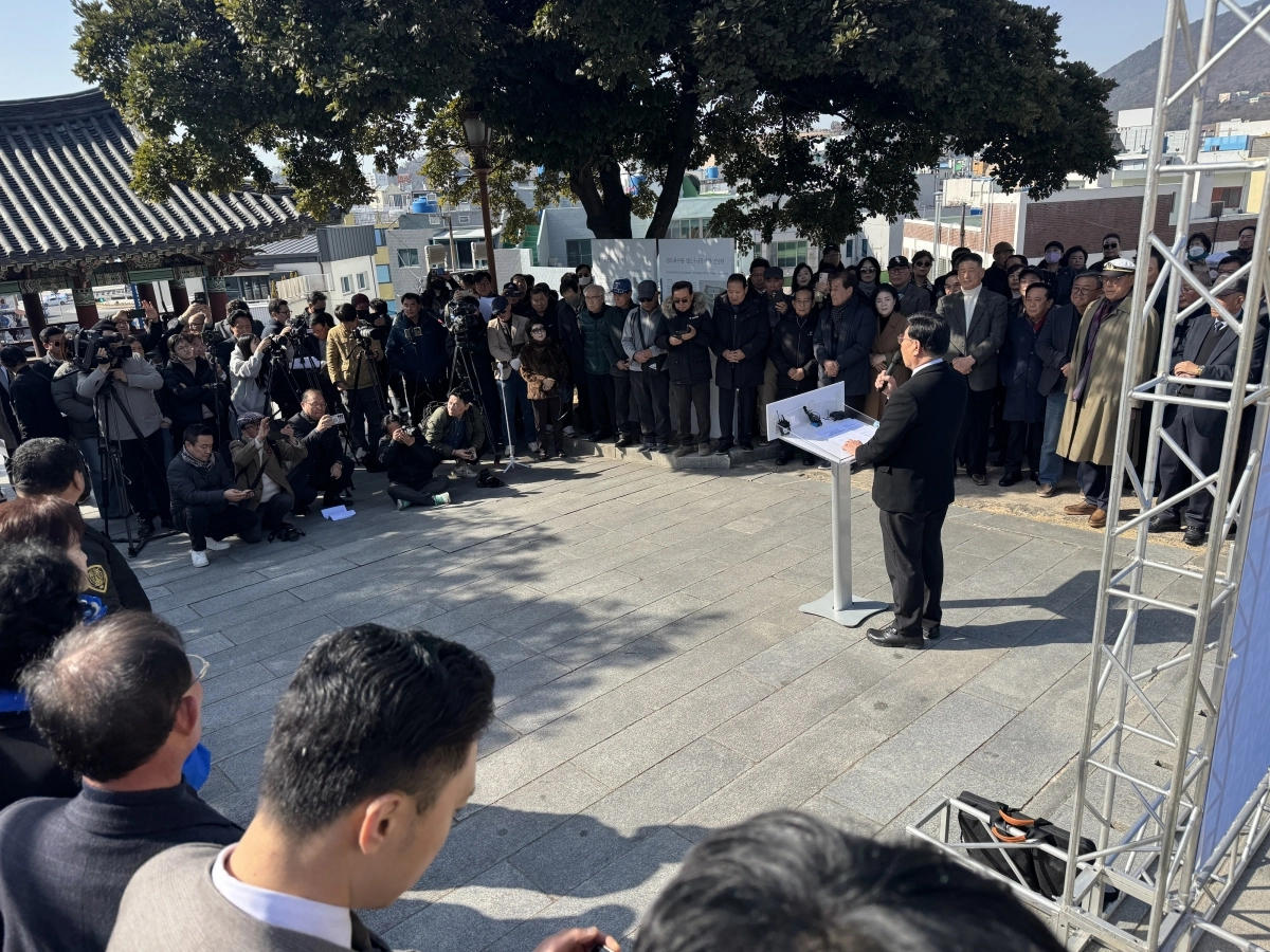 김영규 전 여수시의회의장이 23일 여수 진남관 망해루에서 기자회견을 갖고 여수시장 출마를 선언하고 있다.