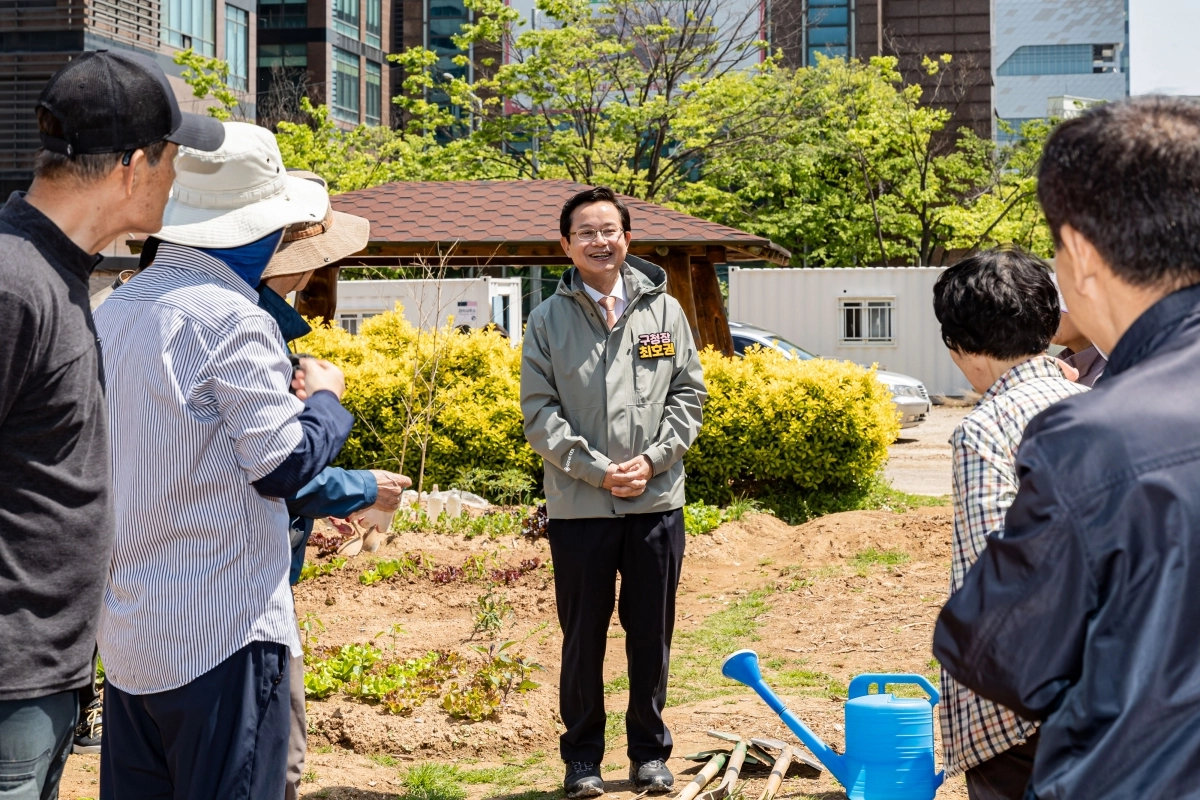 최호권 영등포구청장이 지난해 도시텃밭 농부학교 개강식에 참석해 인사말을 전하고 있다. 영등포구 제공