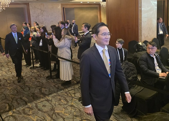 이재용 삼성전자 회장이 23일 서울 소공동 롯데호텔에서 한국경제인협회와 브라질 수출투자진흥청(아펙스브라질)이 공동 개최한 ‘한-브라질 비즈니스 포럼’ 행사장에 들어가고 있다. 연합뉴스