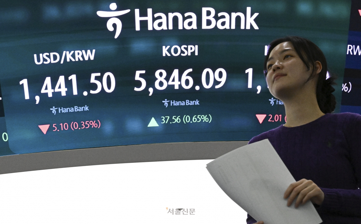 코스피가 종가 기준 최고치를 경신했다. 주가 지수가 23일 서울 중구 하나은행 딜링룸 전광판에 표시돼 있다. 이날 코스피는 한때 5900을 돌파하기도 했으며 전 거래일 대비 37.56포인트(0.65%) 오른 5846.09에 장을 마쳤다. 2026.2.23 이지훈 기자