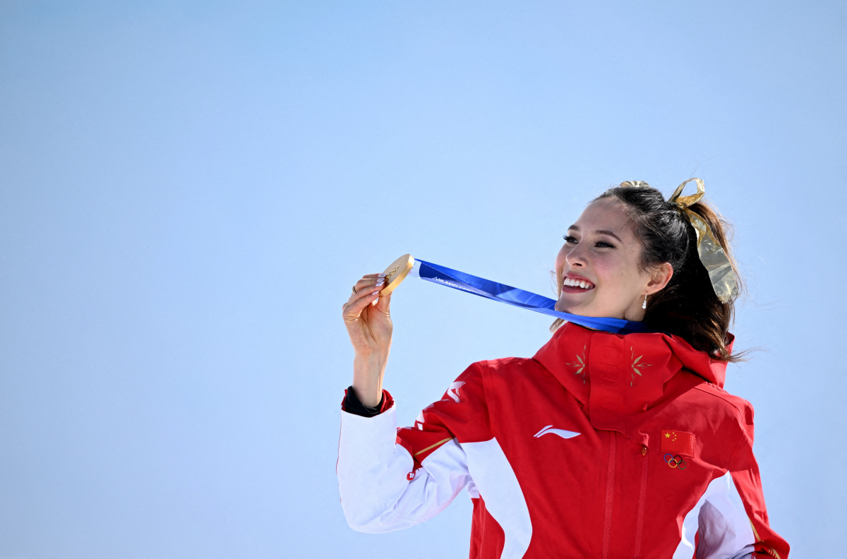 2026 밀라노 동계올림픽에서 프리스타일 스키 하프파이프 종목에서 우승한 구아이링이 22일(현지시간) 금메달을 들어보이고 있다. 리비뇨 로이터 연합뉴스