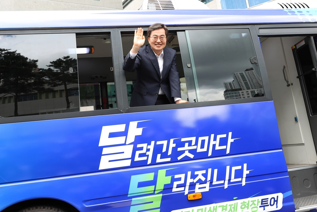 지난해 8월 김동연 경기도지사가  ‘민생경제 현장투어’ 버스의 출발을 알리고 있다. (경기도 제공)