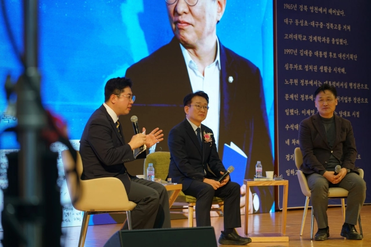 이동학(왼쪽) 전 더불어민주당 최고위원이 지난 22일 경기아트센터에서 열린 권칠승 의원 출판기념회 토크콘서트에서 발언하고 있다. 왼쪽부터 이 최고위원, 권 의원, 김영진 의원. 권칠승 의원실 제공
