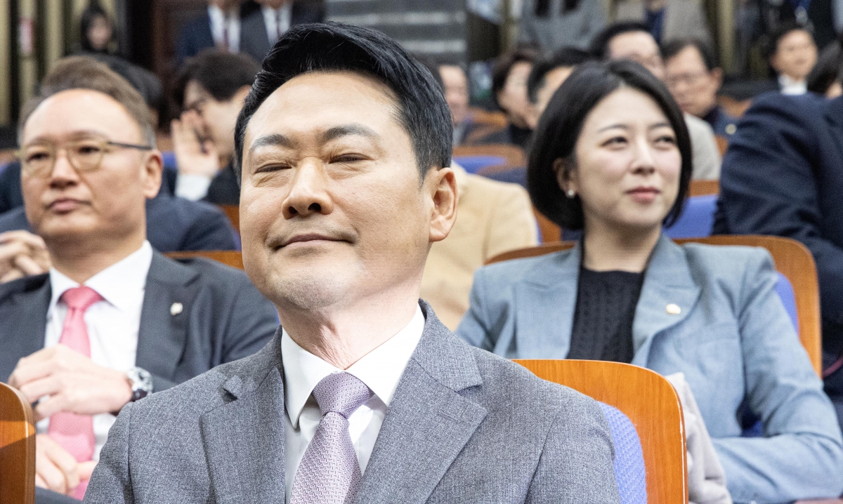 두 눈 질끈  ‘어색한 자리’