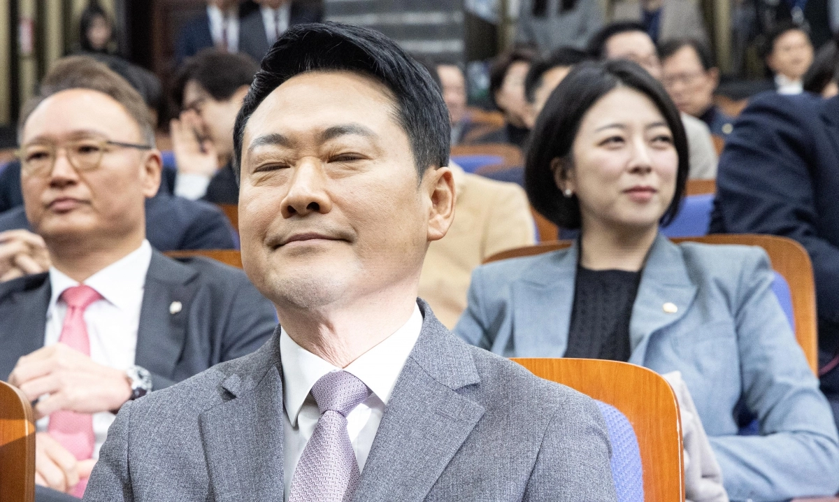 두 눈 질끈  ‘어색한 자리’