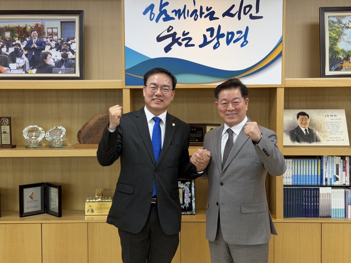 박완희 청주시의원(왼쪽)과 박승원 광명시장이 23일 만나 생활 쓰레기 처리 문제를 논의한 뒤 기념사진을 찍고 있다. 박완희 청주시의원 제공.