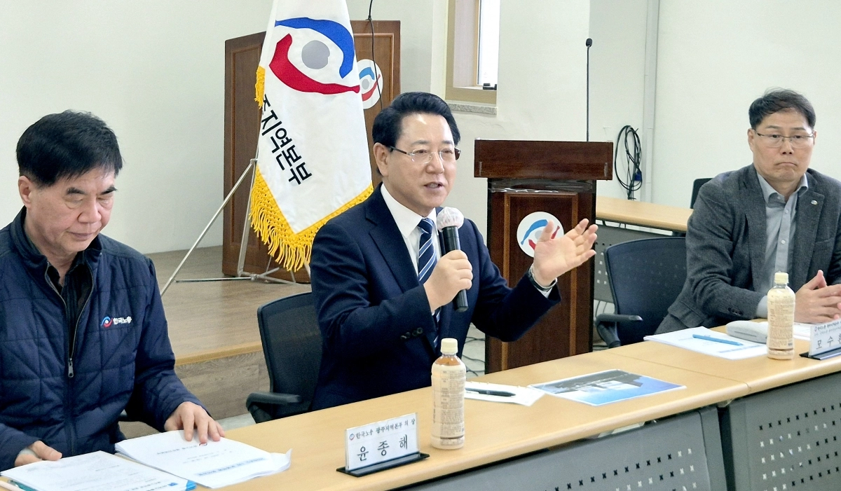 김영록 전남지사가 23일 한국노총 광주지역본부에서 전남·광주 행정통합과 관련해 의견을 수렴하고 있다.