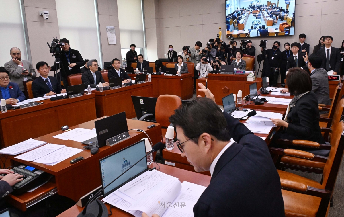 23일 국회에서 열린 법제사법위원회 전체회의에서 국민의힘 의원들이 거수 표결을 하고 있다. 2026.2.23 안주영 전문기자