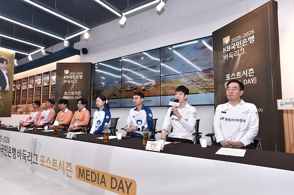 강동윤(오른쪽 두 번째) 9단이 23일 서울 성동구 한국기원에서 열린 2025~26 KB국민은행 바둑리그 포스트시즌 미디어데이에서 취재진의 질문에 답하고 있다. 2026.2.23 한국기원 제공