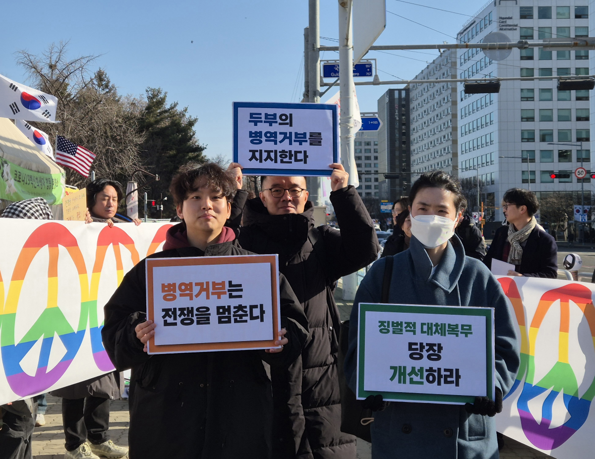 반전주의 활동가 김민형(왼쪽)씨가23일 서울 여의도 국회의사당 정문에서 ‘병역 거부’ 선언식을 갖고 있다. 김씨는 이날 강원 양구군의 군부대로 입영할 예정이었지만 “완전한 평화를 위해 복무를 거부한다”며 국회를 찾았다. 반영윤 기자
