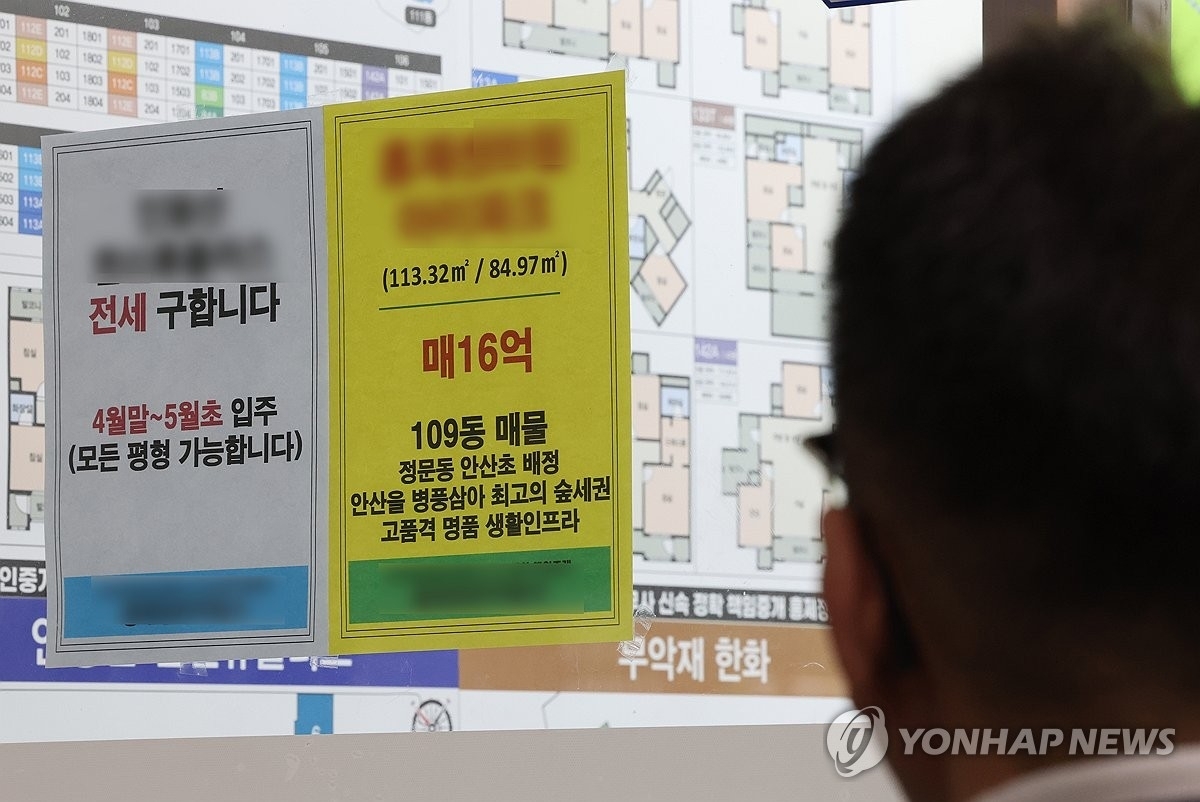 정부가 다주택자 대출 연장 관행에 제동을 걸 것으로 예상되면서 이미 불안한 전월세 시장이 더 크게 흔들릴 것이란 우려가 나온다.