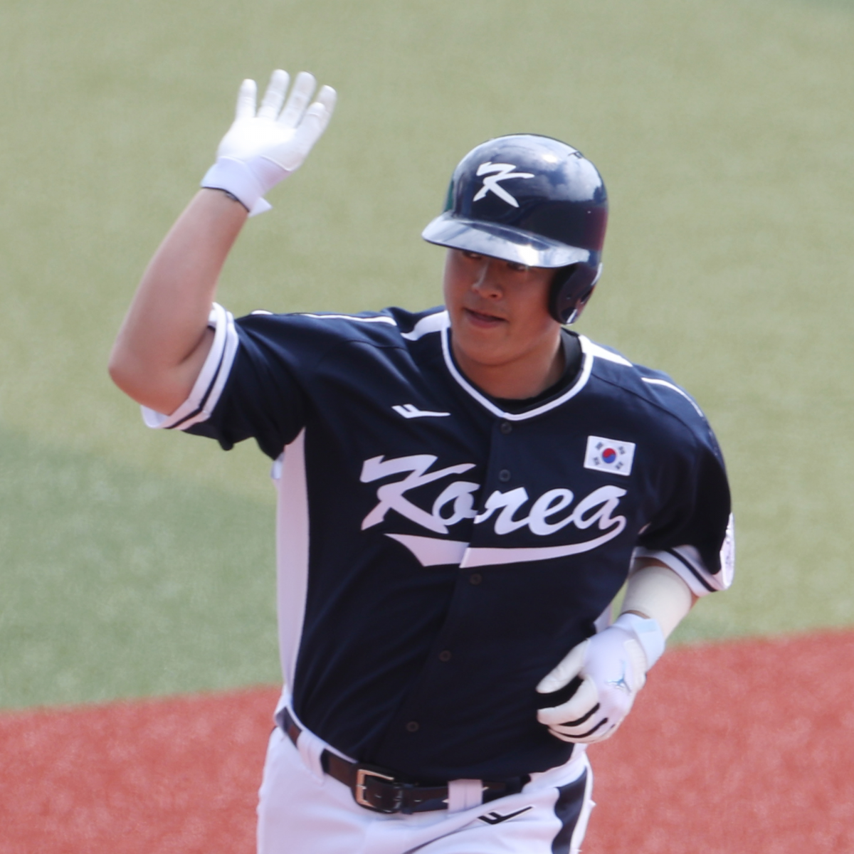 노시환이 23일 일본 오키나와현 가데나의 가데나 구장에서 열린 2026 월드 베이스볼 클래식(WBC) 대한민국 야구대표팀과 한화의 연습경기에서 2회초 2점 홈런을 날린 뒤 세리머니를 하고 있다. 2026.2.23 오키나와 연합뉴스