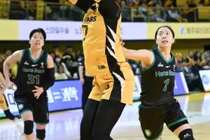 청주 KB, 3점포 13개로 하나은행 침몰시켜…정규시즌 우승 매직넘버 2로 줄여