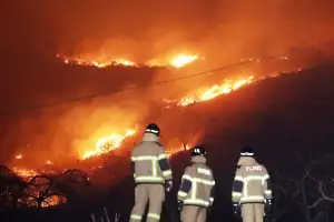 밀양 삼랑진 산불 확산…일몰로 헬기 철수·야간 확산 저지 총력
