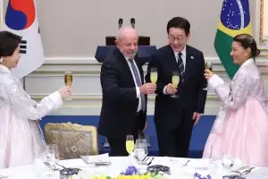 뜨거운 포옹 뒤 상춘재서 치맥… 李 “오랜 동지” 룰라 “우린 형제”